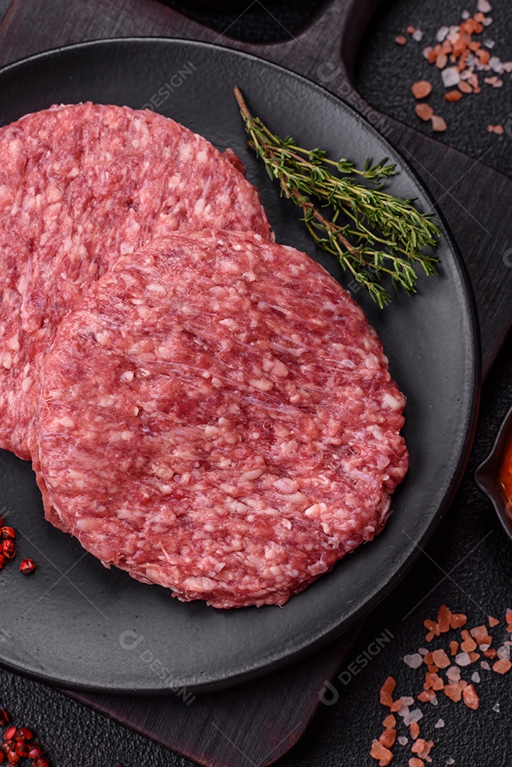 Carne moída crua em uma mesa concreto