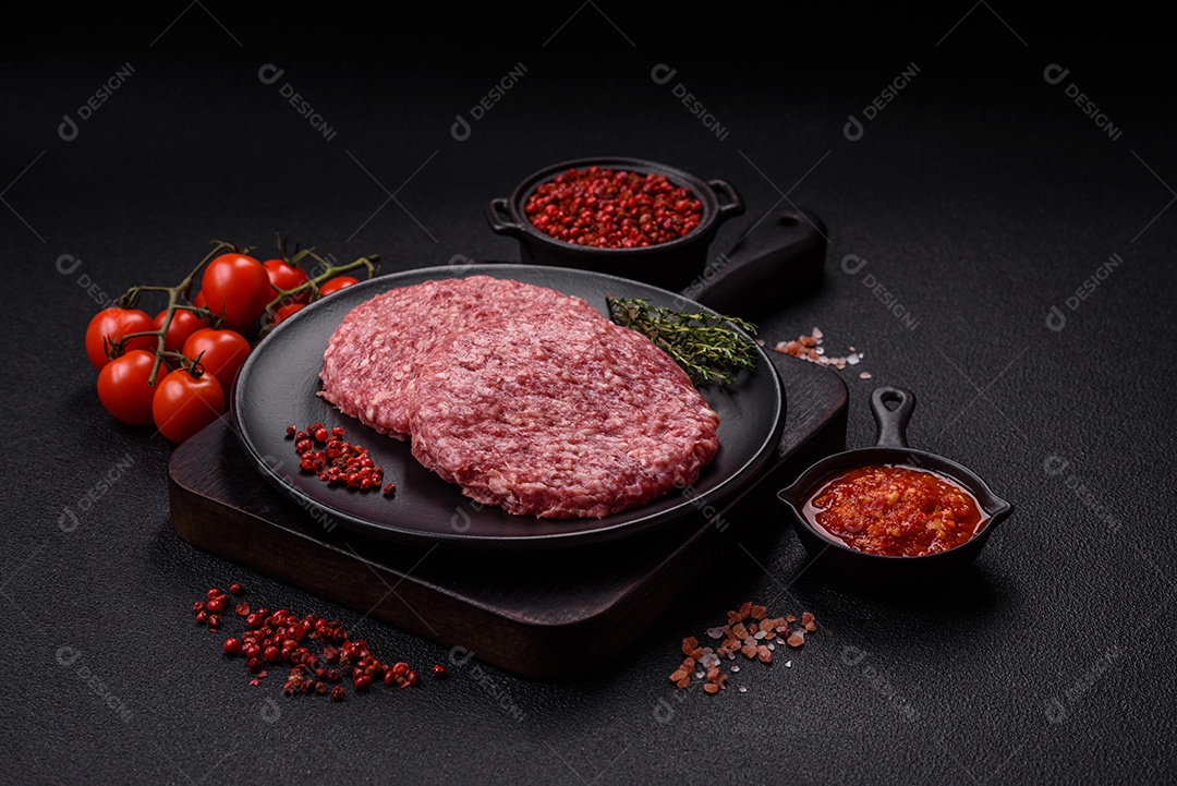 Carne moída crua em uma mesa concreto