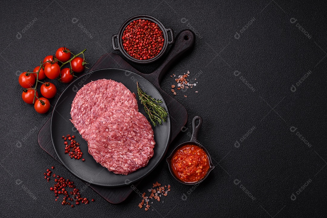 Carne moída crua em uma mesa concreto