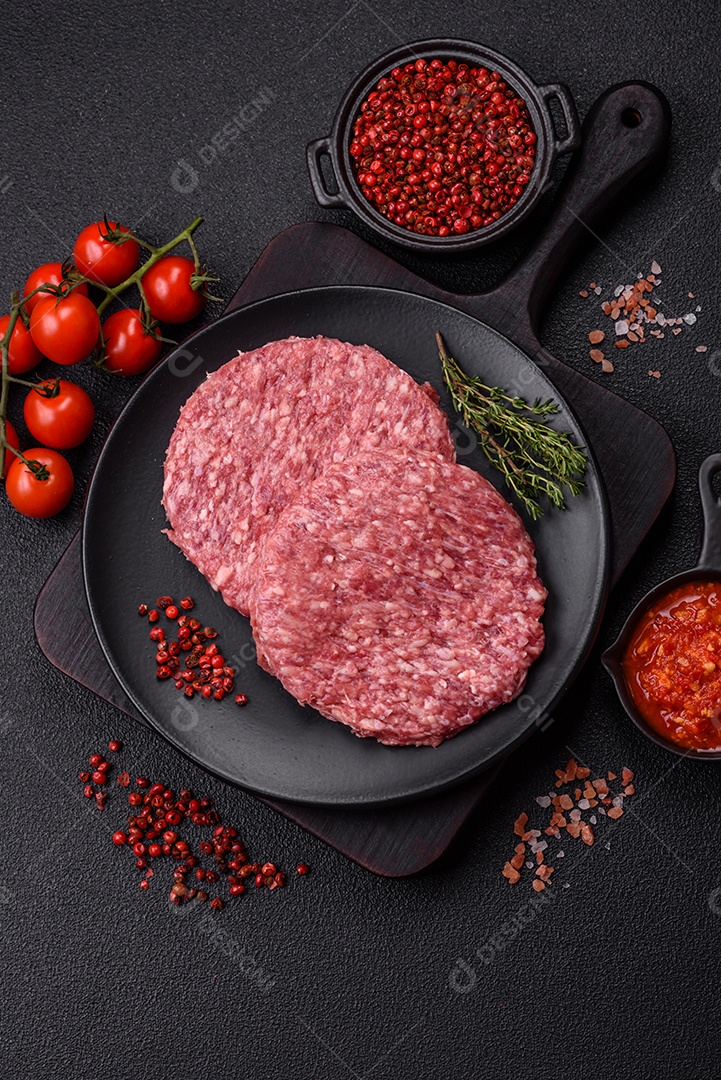 Carne moída crua em uma mesa concreto