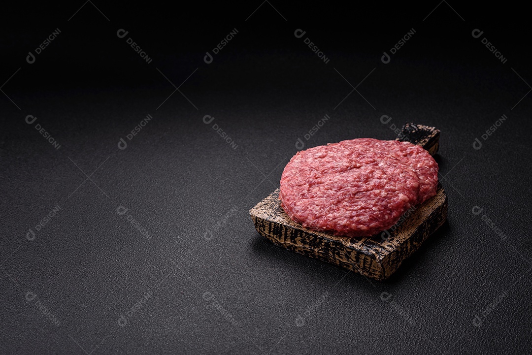 Carne moída crua em uma mesa concreto