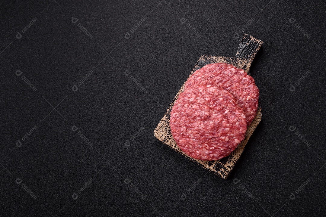 Carne moída crua em uma mesa concreto