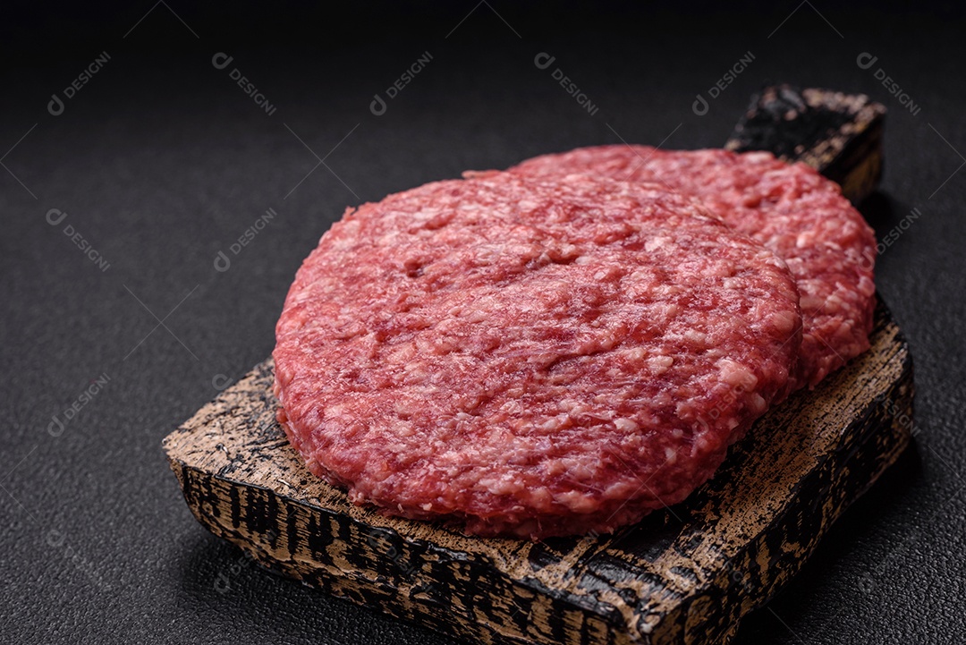 Carne moída crua em uma mesa concreto