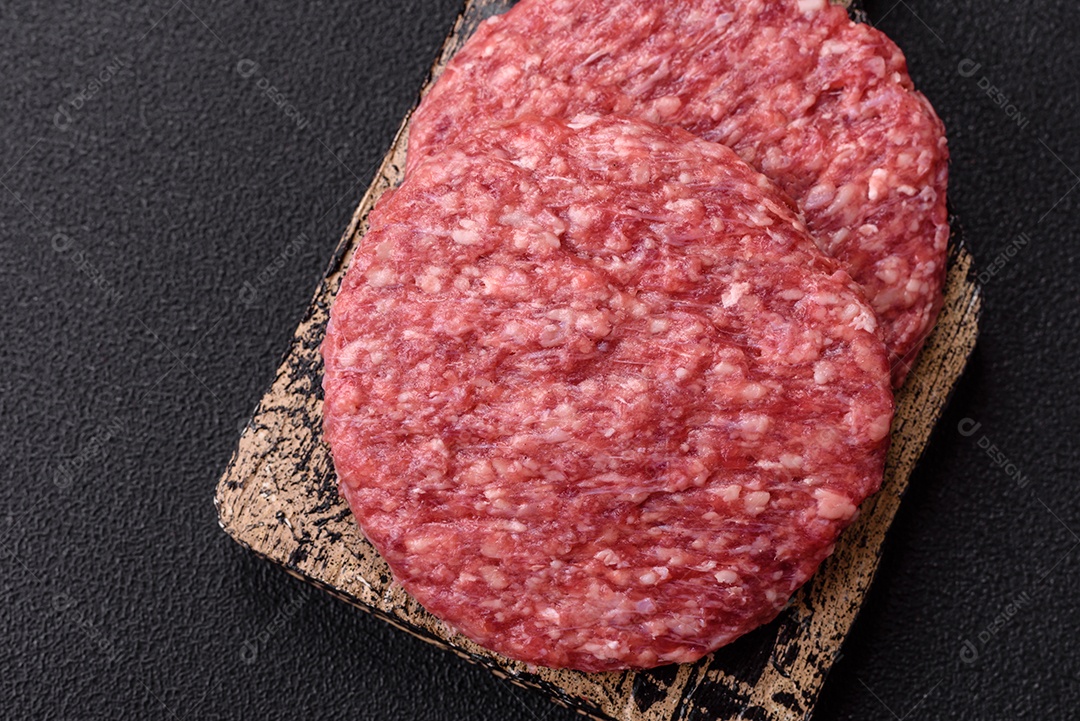 Carne moída crua em uma mesa concreto