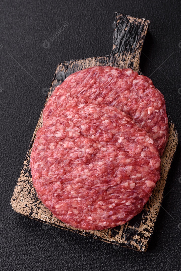 Carne moída crua em uma mesa concreto