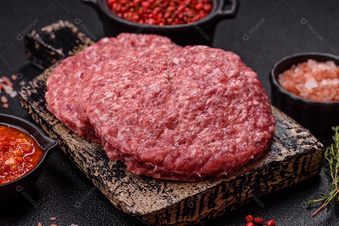 Carne moída crua em uma mesa concreto