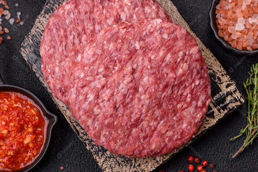 Carne moída crua em uma mesa concreto