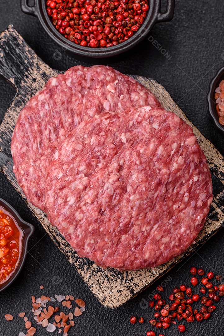 Carne moída crua em uma mesa concreto