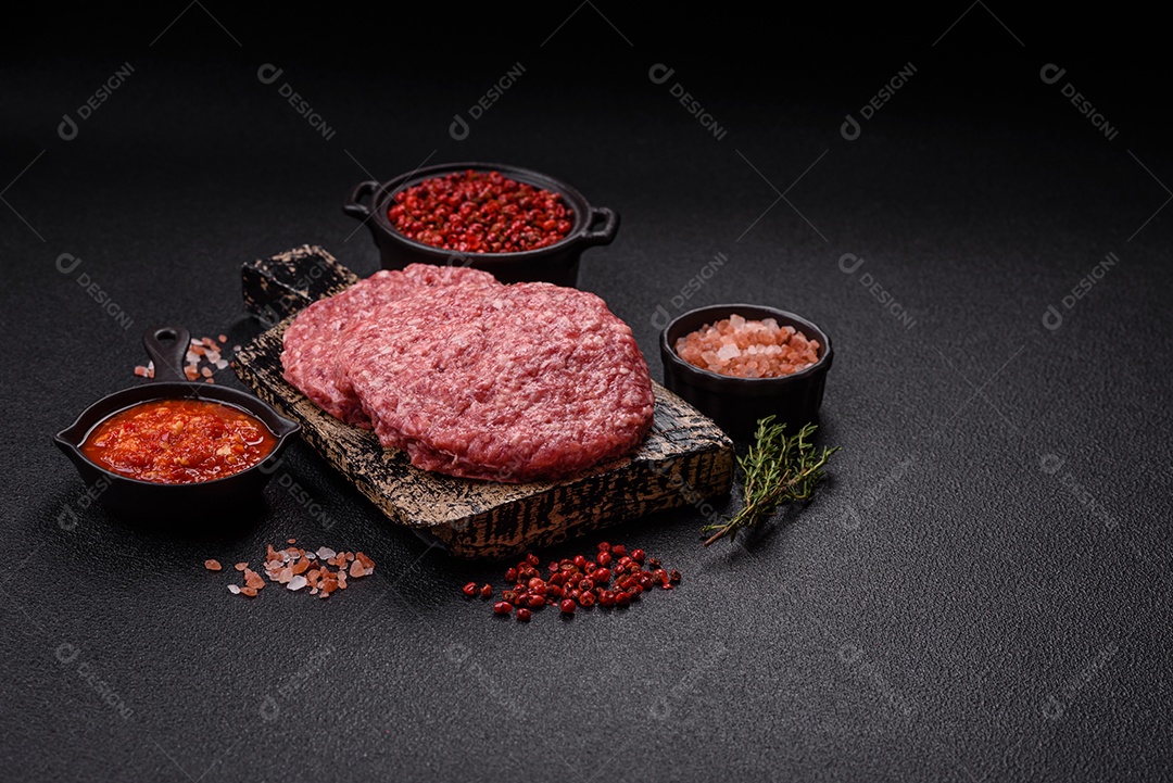 Carne moída crua em uma mesa concreto