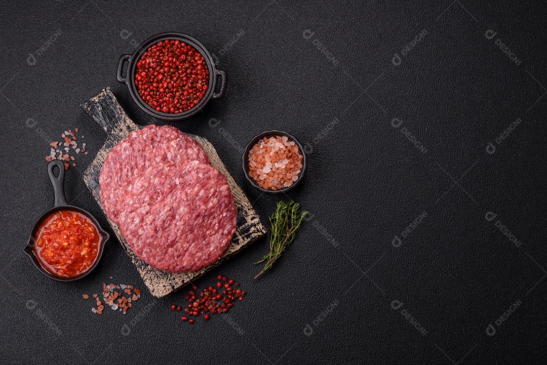 Carne moída crua em uma mesa concreto
