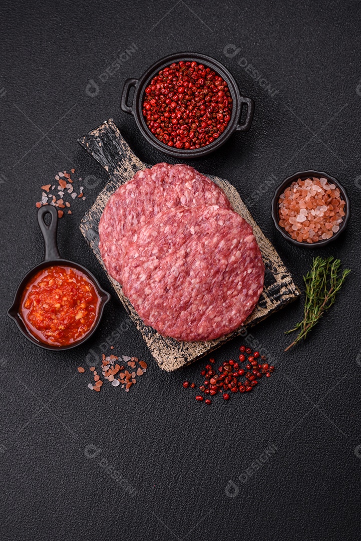 Carne moída crua em uma mesa concreto