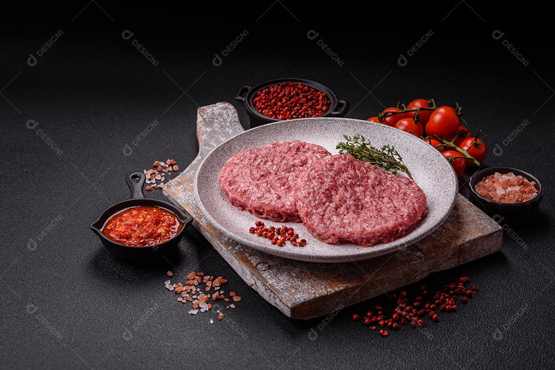 Carne moída crua em uma mesa concreto