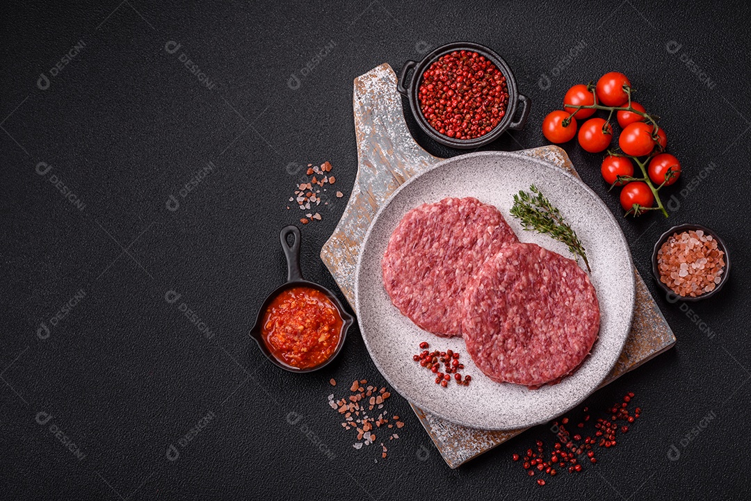 Carne moída crua em uma mesa concreto