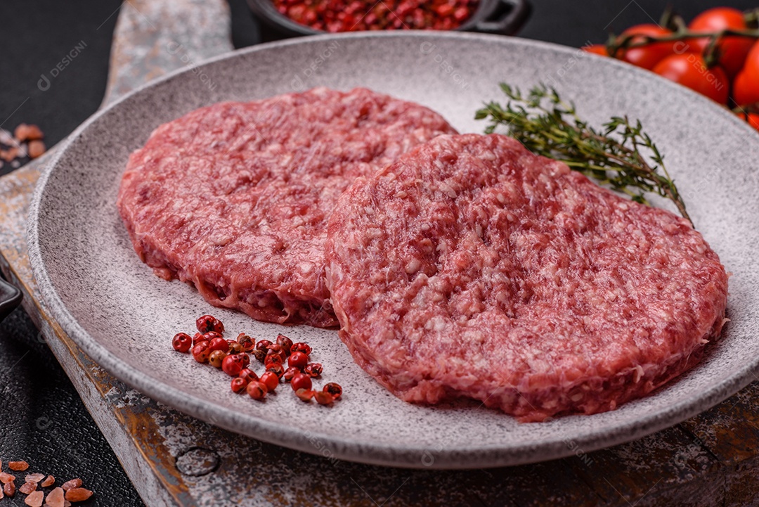 Carne moída crua em uma mesa concreto