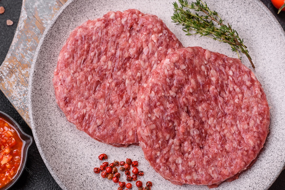Carne moída crua em uma mesa concreto