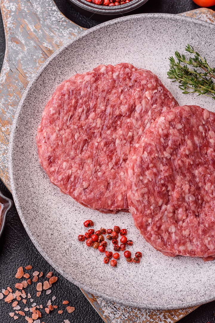 Carne moída crua em uma mesa concreto