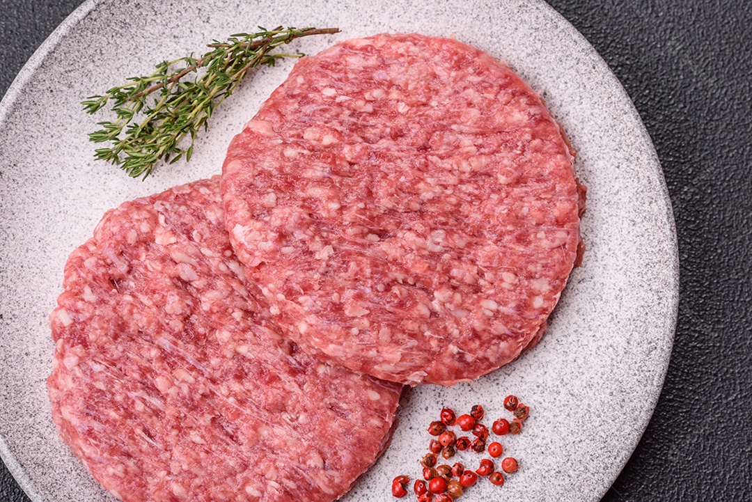 Carne moída crua em uma mesa concreto