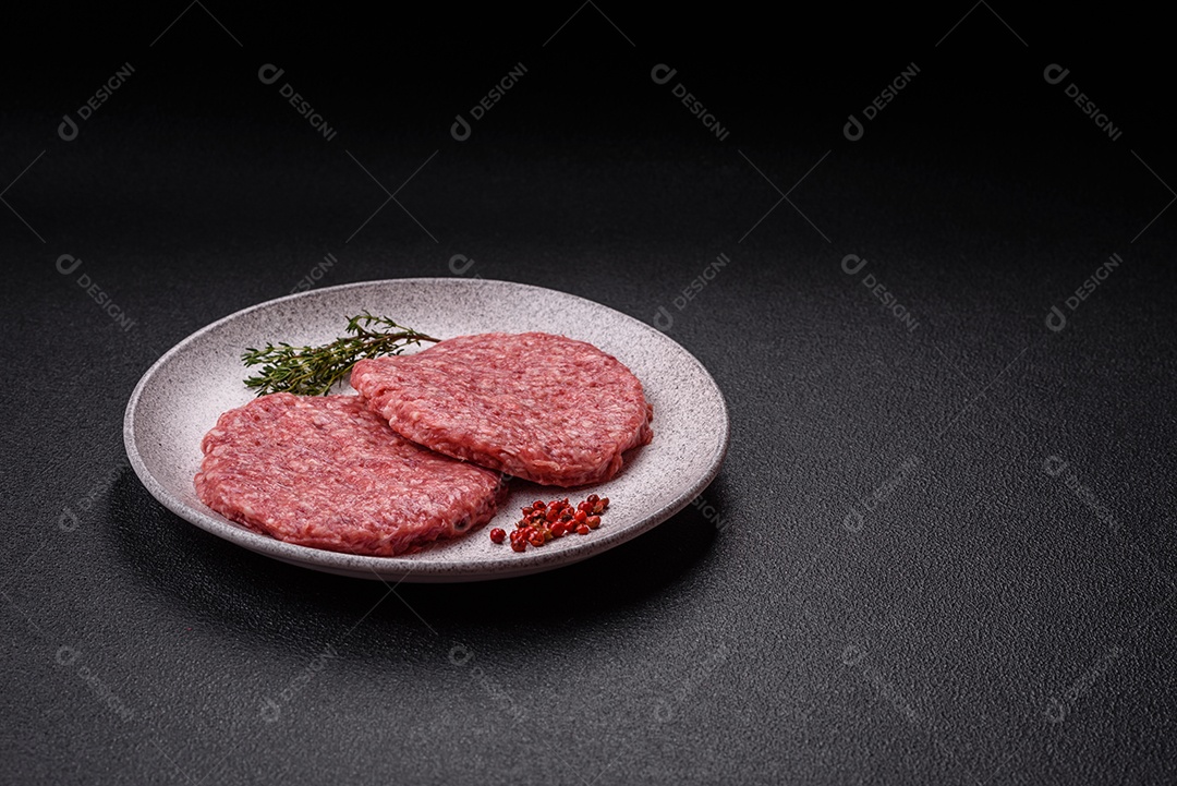 Carne moída crua em uma mesa concreto