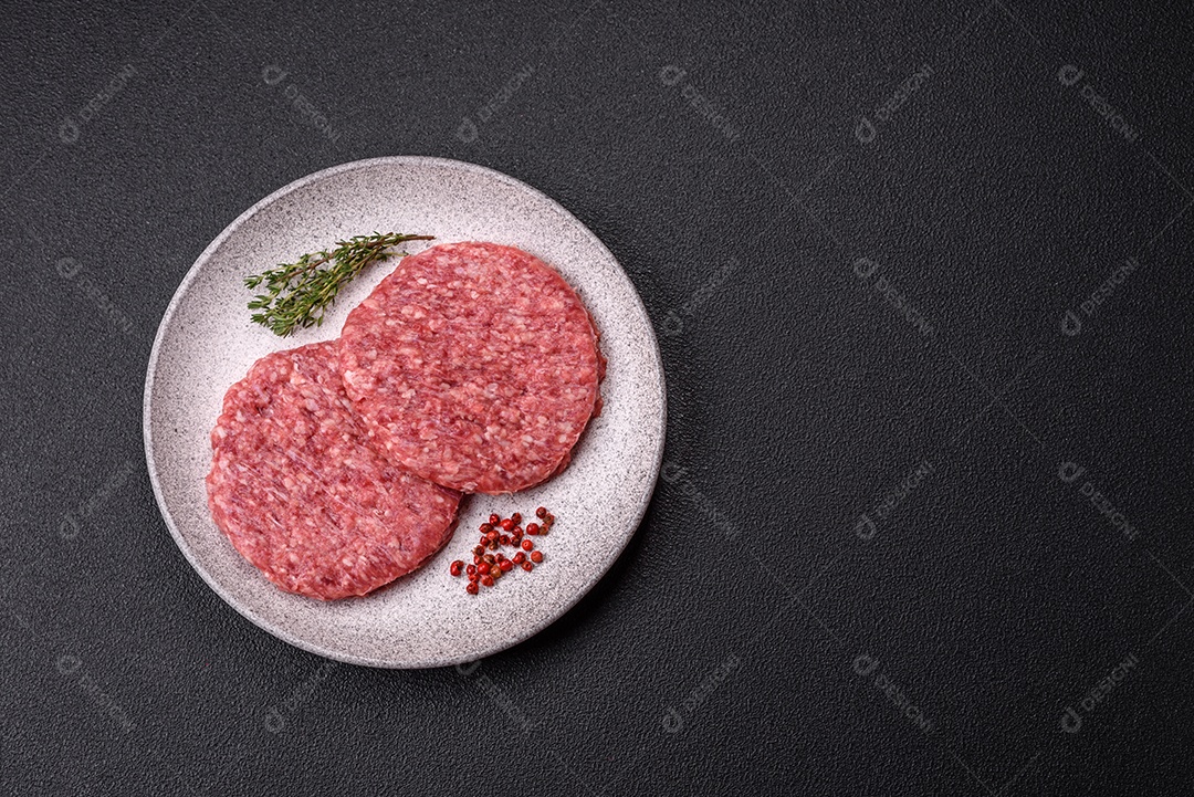 Carne moída crua em uma mesa concreto