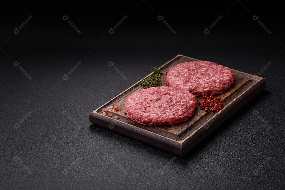 Carne moída crua em uma mesa concreto