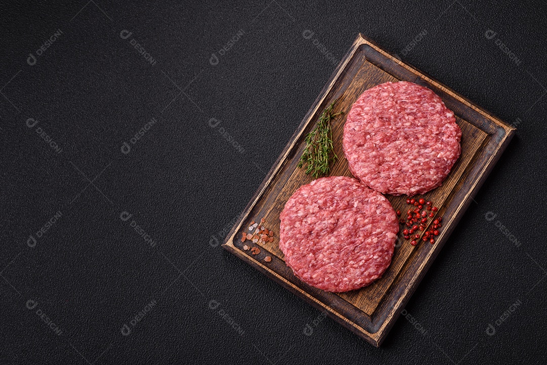 Carne moída crua em uma mesa concreto