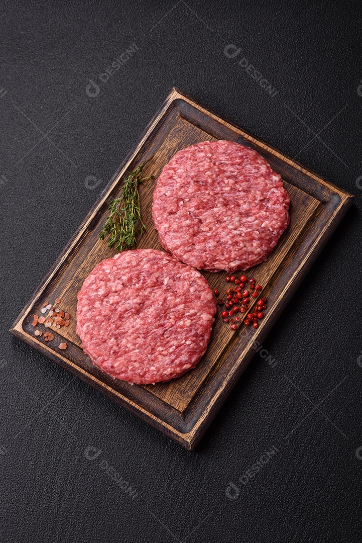 Carne moída crua em uma mesa concreto