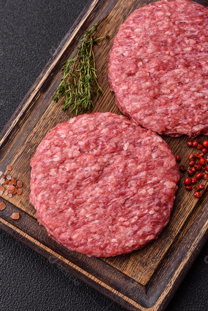 Carne moída crua em uma mesa concreto