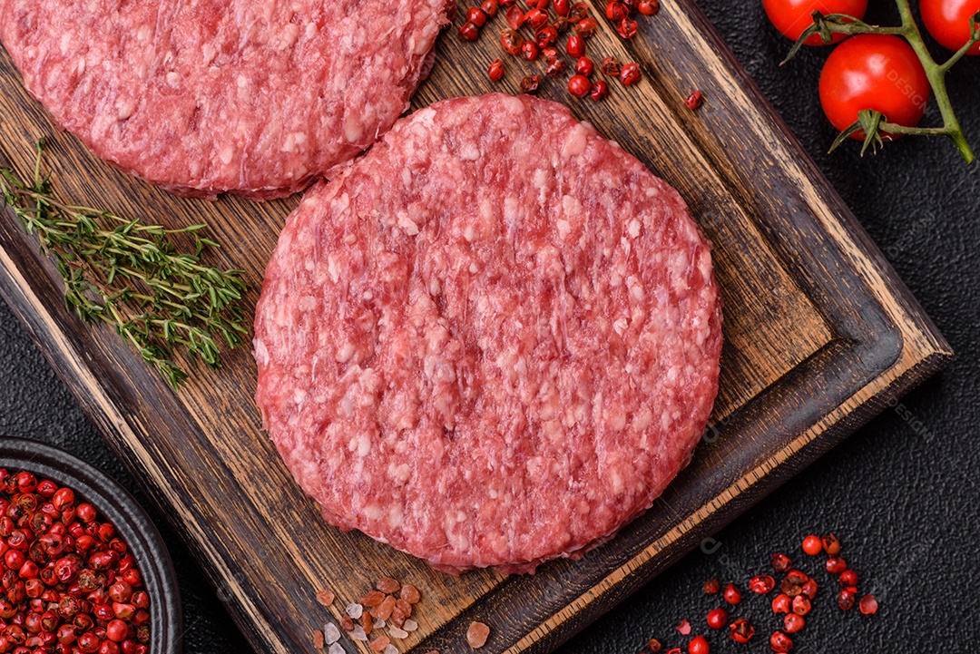 Carne moída crua em uma mesa concreto