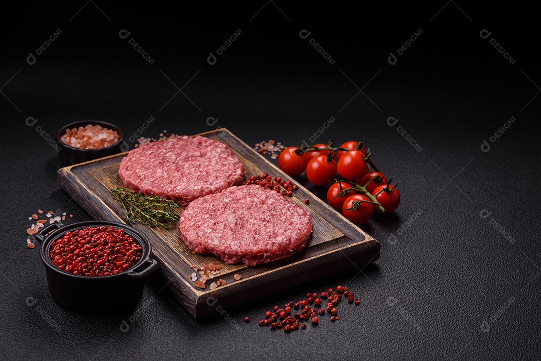 Carne moída crua em uma mesa concreto