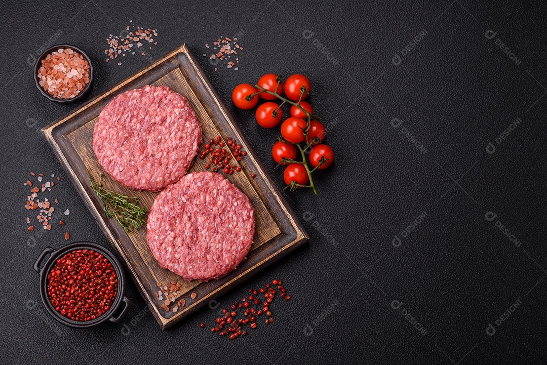 Carne moída crua em uma mesa concreto