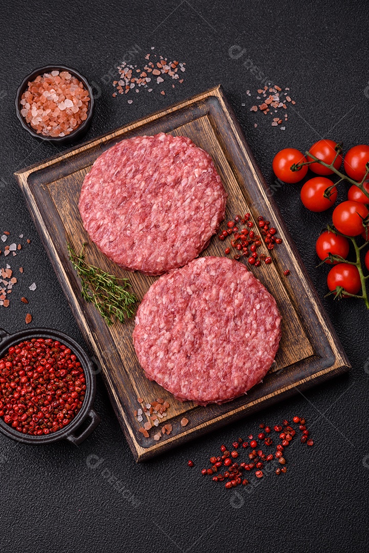 Carne moída crua em uma mesa concreto