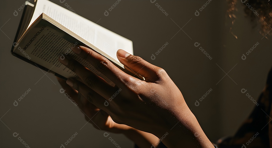 Pessoa jovem lendo livro