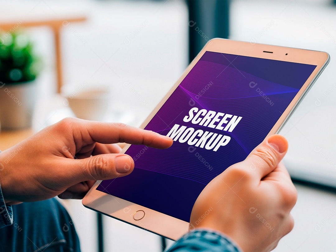 Mockup  de Tablet em Mãos PSD Editável