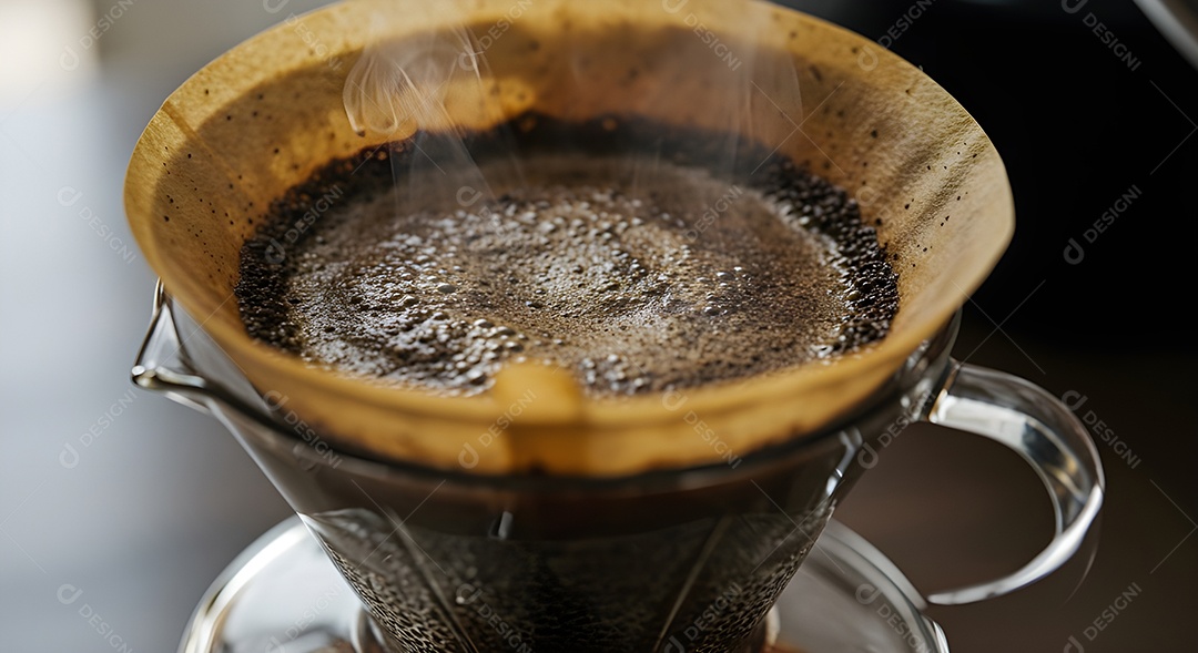 Coando café em uma xícara de vidro