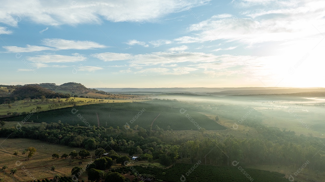 Paisagem rural com horizonte iluminado pelo pôr do sol Imagem JPG