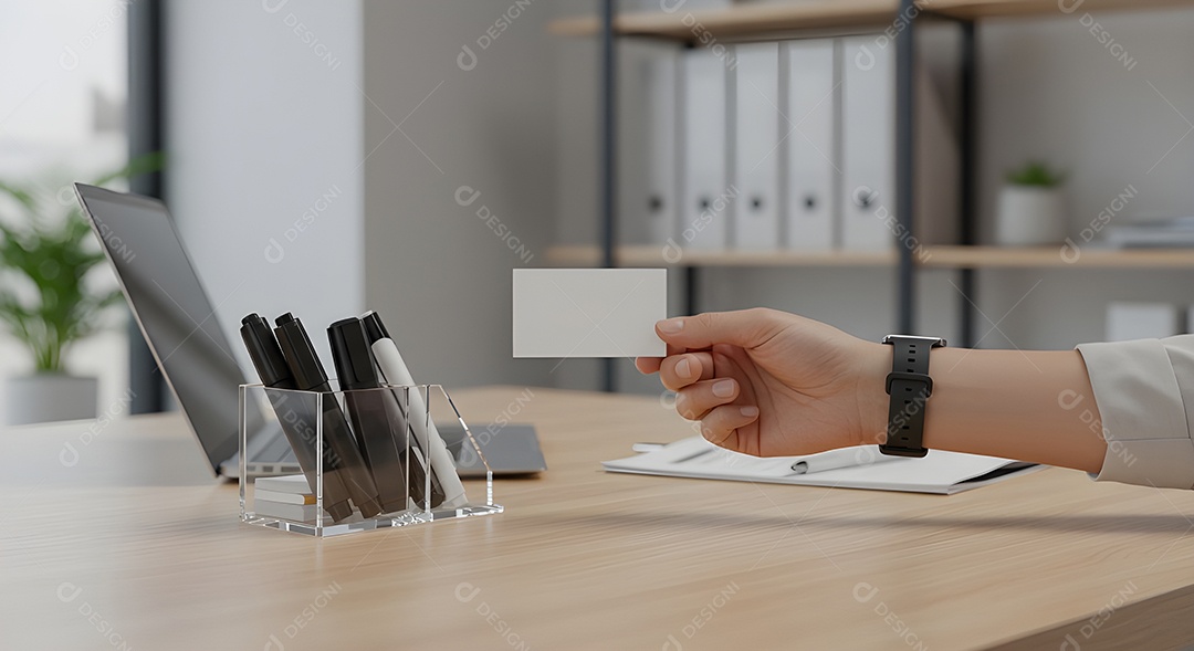 Homem jovem empresário mexendo em seu notebook