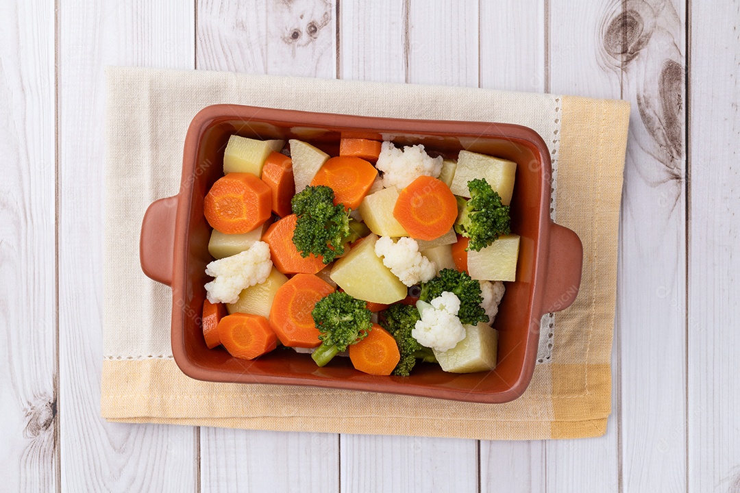 Imagem mostra uma travessa com uma salada de legumes cozidos