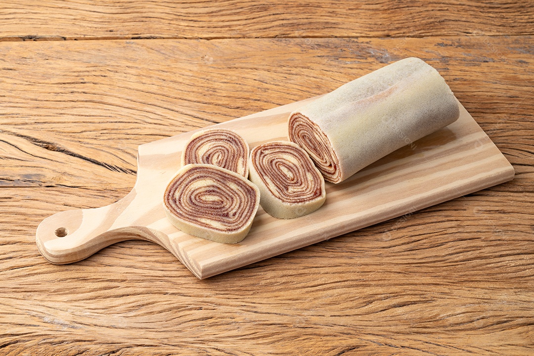 Imagem mostra um bolo de rolo, um doce típico