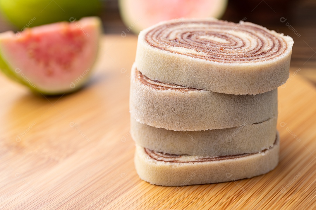 Imagem mostra um bolo de rolo, um doce típico