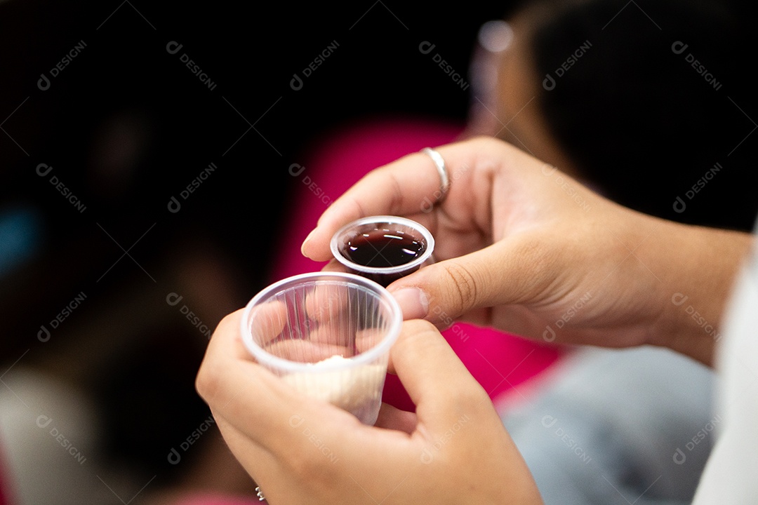 Mão de uma mulher segurando santa ceia sob uma igreja