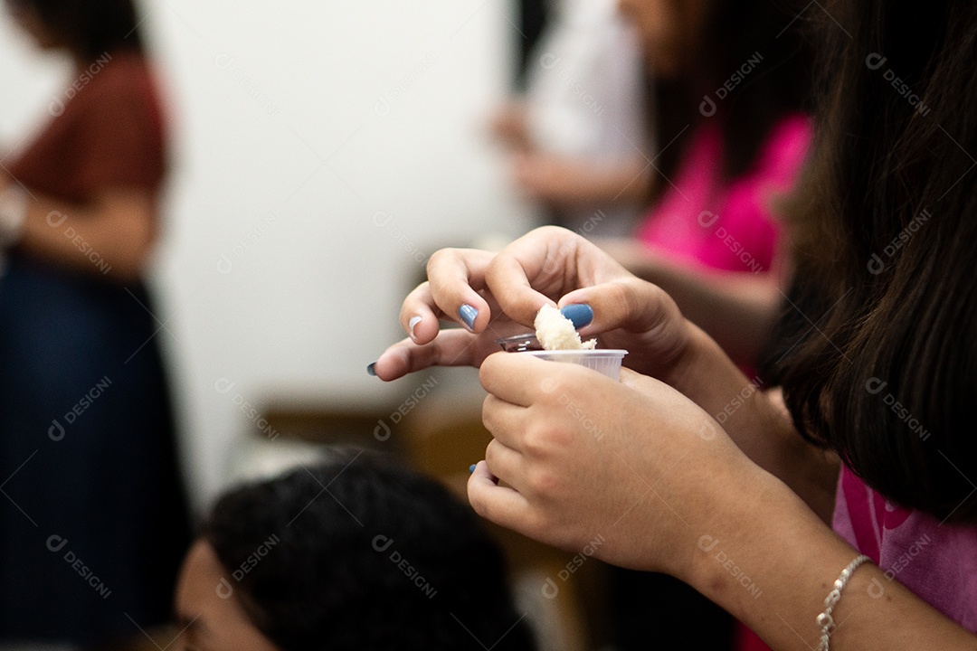 Mão de uma mulher segurando santa ceia sob uma igreja