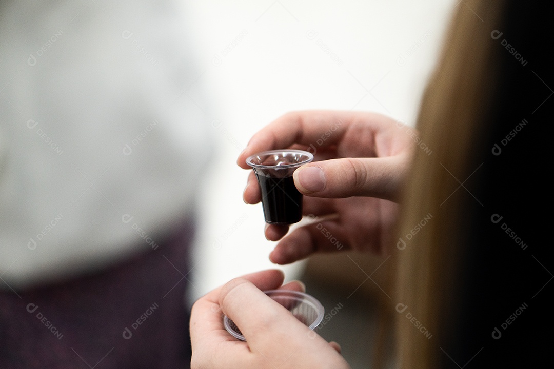 Mão de uma mulher segurando santa ceia sob uma igreja