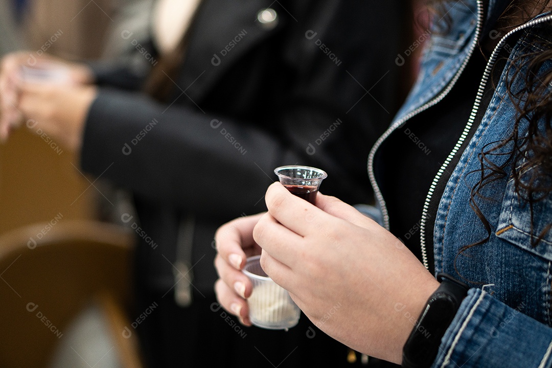 Mão de uma mulher segurando santa ceia sob uma igreja