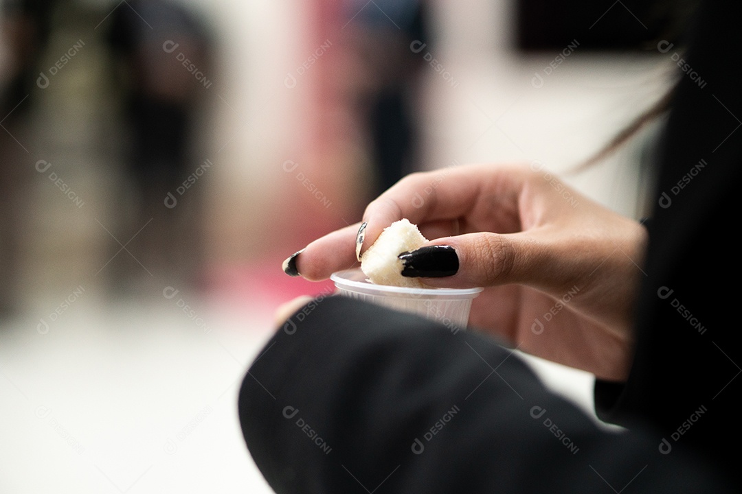 Mão de uma mulher segurando santa ceia sob uma igreja
