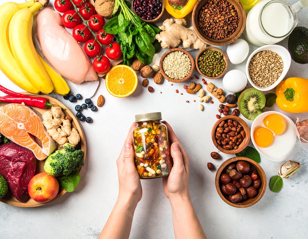 Mix de Vitaminas e Proteinas em uma mesa branca