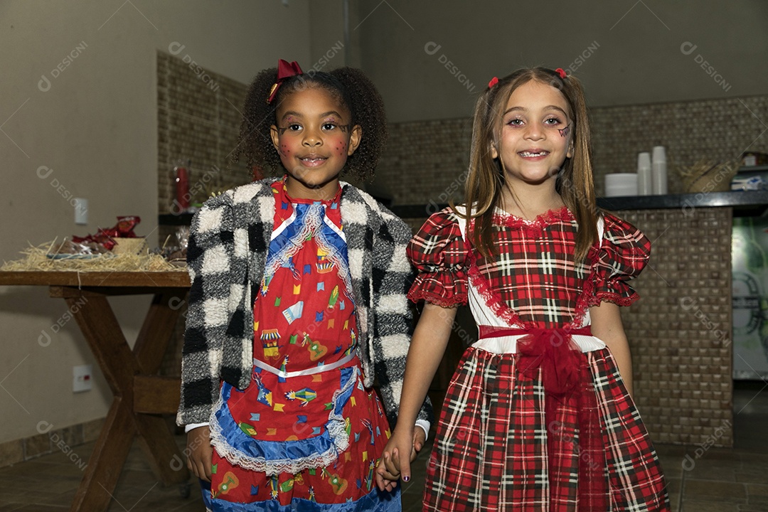 Lindas crianças meninas usando roupas típicas de festa junina