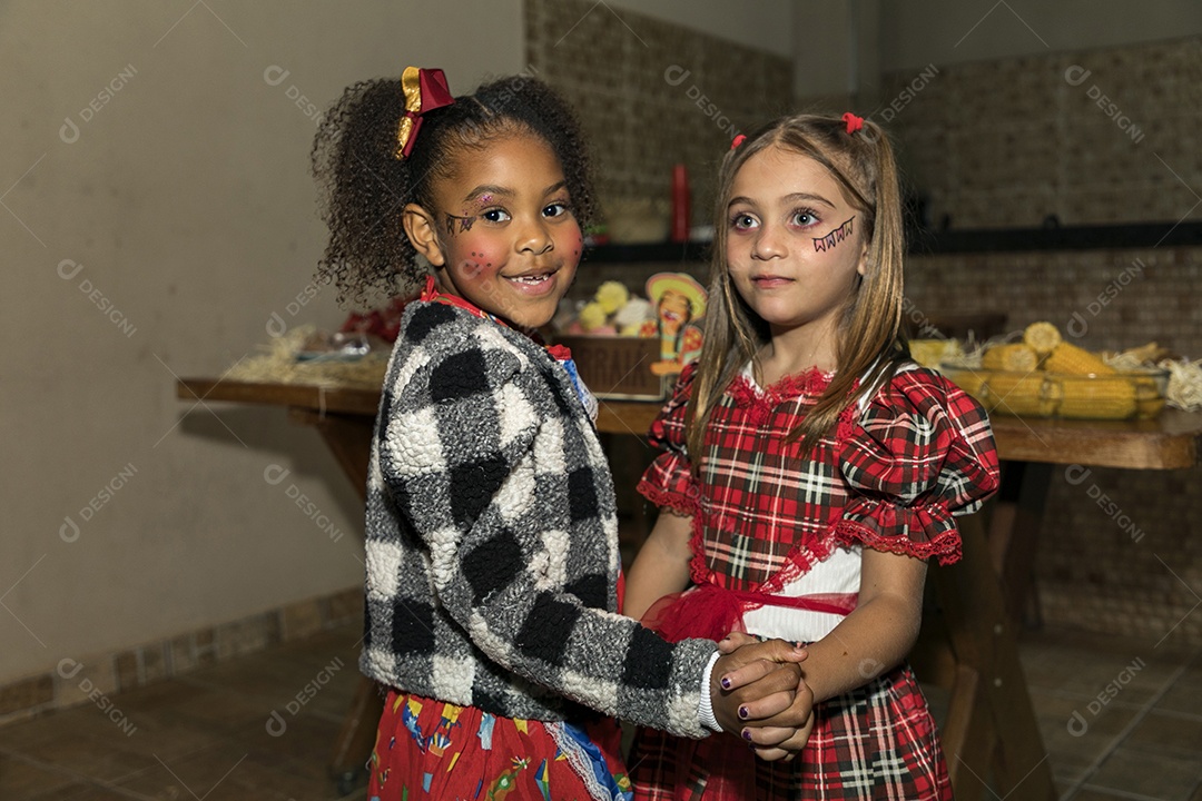 Lindas crianças meninas usando roupas típicas de festa junina