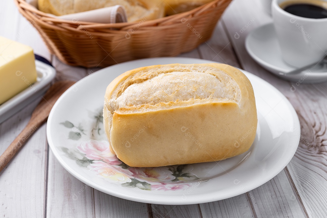Imagem mostra um pão francês, um alimento muito popular no Brasil