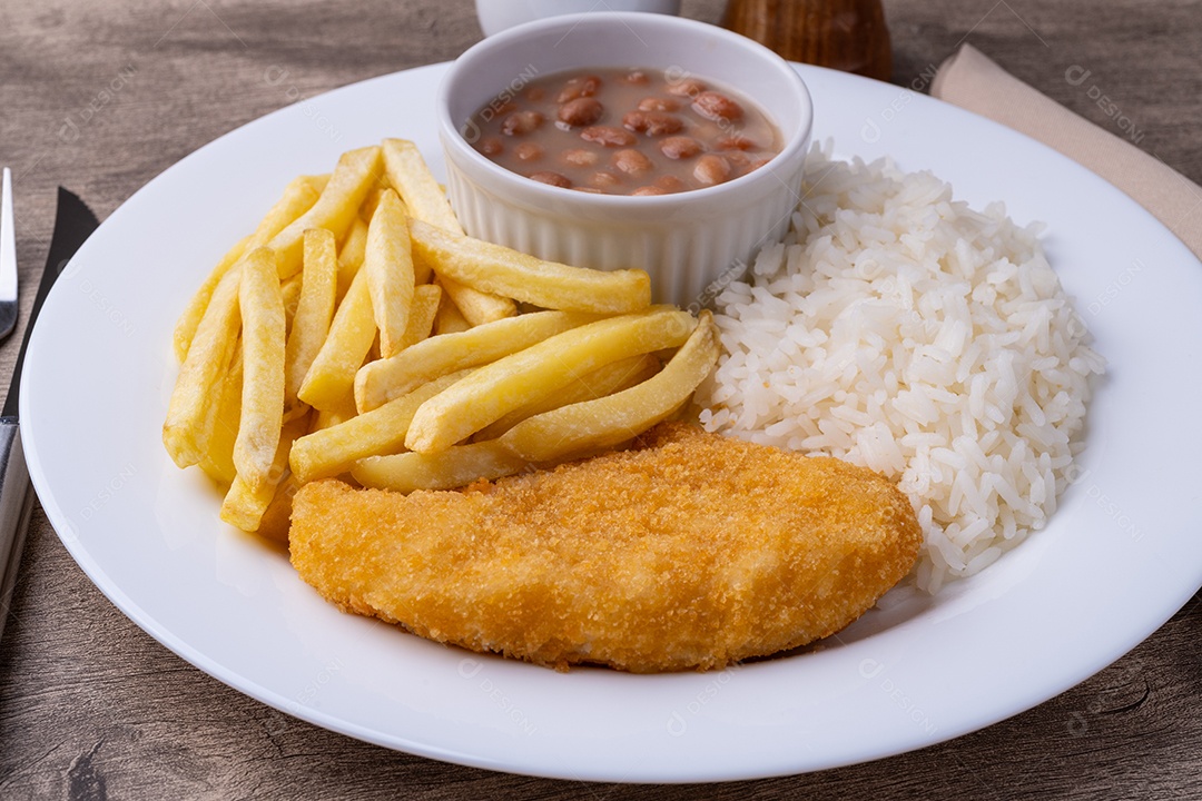 Imagem mostra um prato de comida que inclui um filé de frango ou carne