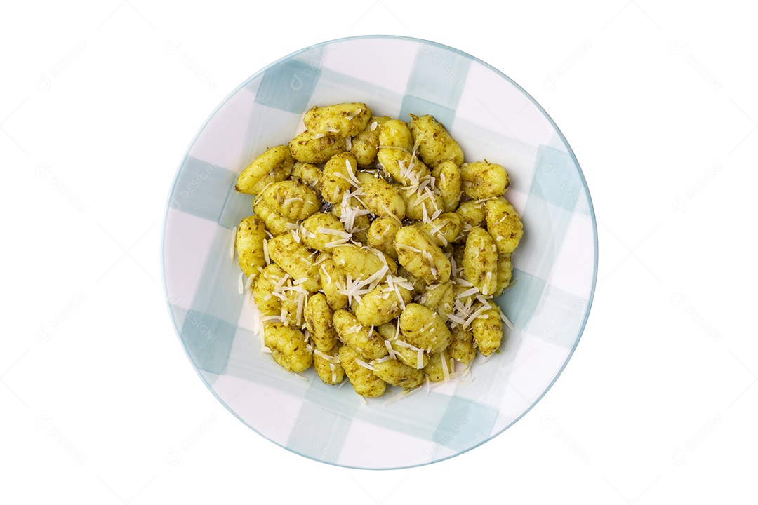 Imagem mostra um prato de nhoque com molho pesto, provavelmente finalizado com queijo ralado